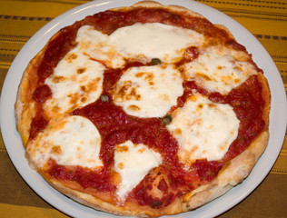 Pizza Margherita fatta in casa con pomodoro e mozzarella