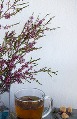 eine tasse gesunden tee vom heidekraut, einer herbstpflanze
