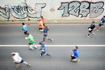 Marathonläufer auf Asphaltstraße