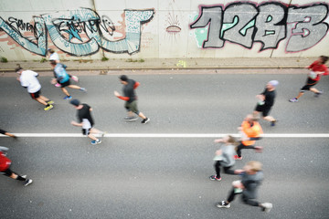 Marathonl&auml;ufer auf Asphaltstra&szlig;e