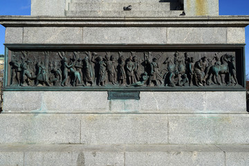 Fototapeta na wymiar Relief an der Jubiläumssäule auf dem Schlossplatz in Stuttgart. Die Württembergischen Truppen haben die Stadt Sens erstürmt.