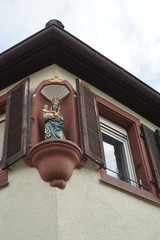 Madonnenskulptur an einem Haus in St. Martin in Rheinland-Pfalz