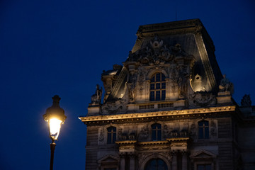 Louvre sous des projecteurs doré