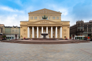Obraz premium Moscow. Russia. Bolshoi theatre. Theatre square. Architecture of Moscow. Russian city. The theater building in Moscow. Fountain on the background of the building. Walk around the capital of Russia