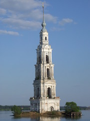 Fototapeta na wymiar bell tower in Kalyazin in the river