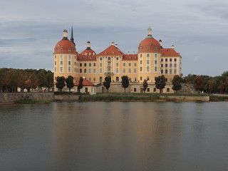 Fototapeta na wymiar Blicke zum Schloss Moritzburg