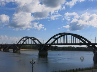 Fototapeta na wymiar arch bridge over the Volga
