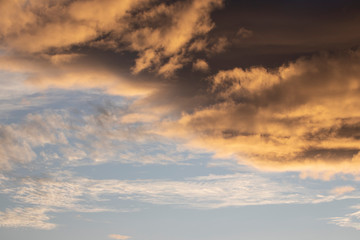 Atardecer con nubes sobre el mar