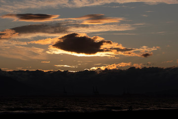 Atardecer con nubes sobre el mar