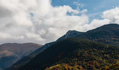 Paisajes de montañas naturales con el cielo y nubes