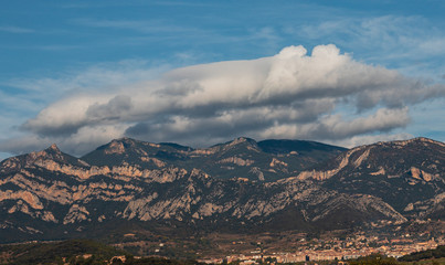 Paisajes de monta&ntilde;as naturales con el cielo y nubes