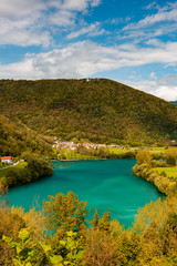 Obraz premium Most Na Soci Emerald Lake and Autumnal Forest, Slovenia