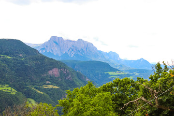 Montanhas Itália Tirol do Sul Natureza exuberante, animais, plantas, cachoeira, rios, altura, conservação ambiental, rural, turístico.