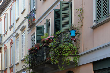 Fototapeta na wymiar ancient balcony and flowers wirh historical building 
