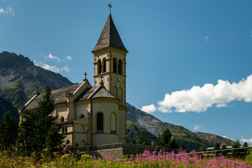 Fototapeta na wymiar The church of Sulden on a sunny day in summer