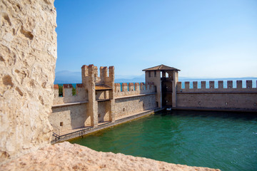 Naklejka premium Castle in Sirmione sity, on the coast of Garda lake