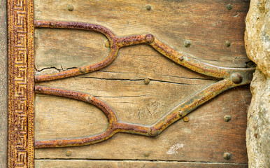 Ferrure médiévale sur la porte de l'église de Ligneyrac, France