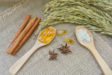 Rice bran oil capsules containing gamma oryzanol, concentrated 6 times more antioxidant than vitamin E, adjust the skin to look younger. Helps to balance hormones. Helps the blood flow better.