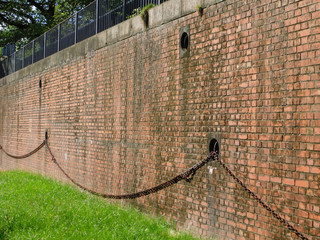 毛馬第一閘門遺構の煉瓦の壁と係船環 © 開運招福招き猫