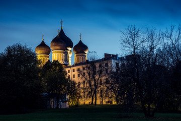 Fototapeta na wymiar Historic buildings in Moscow at night.