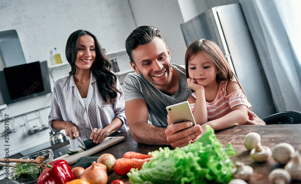 Wall mural Family in kitchen