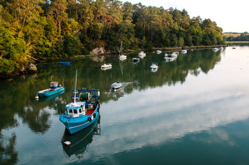 Pluneret en Bretagne, le port en été