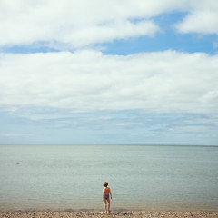 petite fille sur la plage en &eacute;t&eacute;, seule