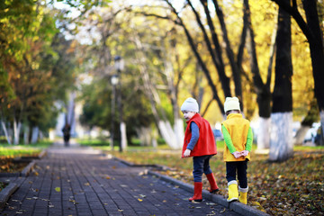 Children walk in the autumn park