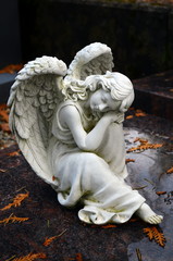 Schlafender Engel auf einem Grab