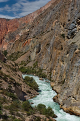 Fototapeta na wymiar Tajikistan. The Pamir highway. Panorama of the mountain river Iskanderdarya flowing from lake Iskanderkul.
