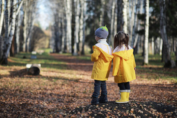 Fototapeta premium Children walk in the autumn park