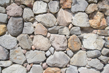 Wall made up with stones having different sizes, colored