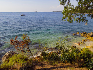 Vistas de embarcaciones en el horizonte de las aguas turquesas y azules de la zona de Zelena Laguna, en la península de Istria, verano de 2019