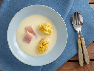 Schwarzwurzel-Cremesuppe mit Safrannocken und Forelle