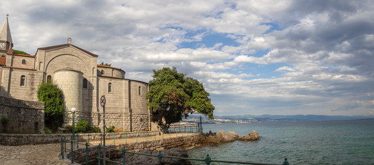Paisaje urbano con la iglesia  al lado del mar en Opatija, en la península de Istria, Croacia,  en verano de 2019
