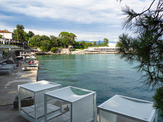 Área de descanso con hamacas y sombrillas al lado del mar en Opatija, Croacia, verano de 2019