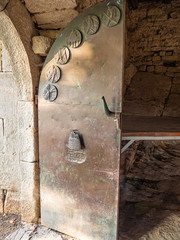 Puerta de entrada del pueblo más pequeño del mundo, Hum en Istria, Croacia, verano de 2019