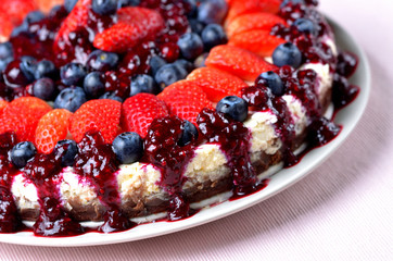 Cake with fresh strawberries, blueberries and cherry jam.