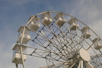 Roda gigante em parque de diversões