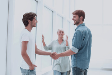 Obraz premium colleagues shaking hands in the office lobby