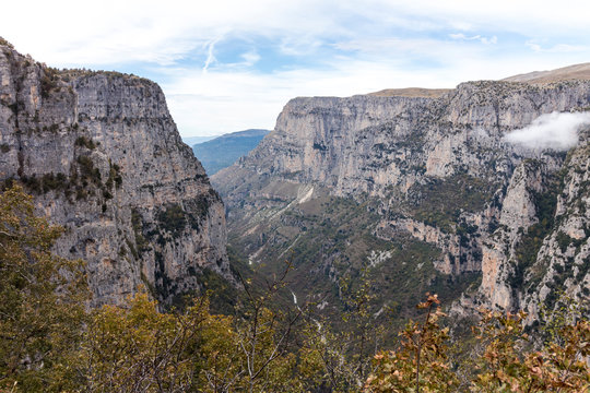 Blick in die Vikos Schlucht im griechischen Pindos-Gebirge