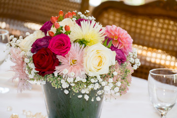 Blumenstrauß mit Rosen und Wiesenblumen festlich arrangiert