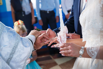 Obraz premium gold wedding rings in the hands of the newlyweds