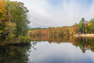 Fototapeta na wymiar Autumn day on the lake