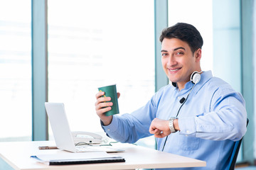 Obraz premium Male call-center operator in business concept