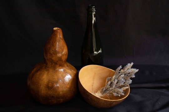 Bodeg&oacute;n Guaje, botella y lavanda