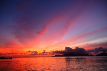 Naklejka premium Romantic sunset on the Seychelles