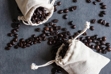 Obraz na płótnie Canvas Coffee bean dark roasted in bag on black plate