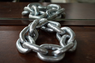 Chain with feflective infinity symbol