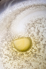 フライパンで溶けるバター